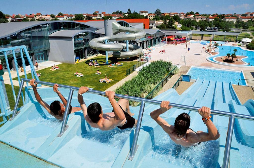 Bazén v ubytovaní Maison tout confort avec piscine alebo v jeho blízkosti