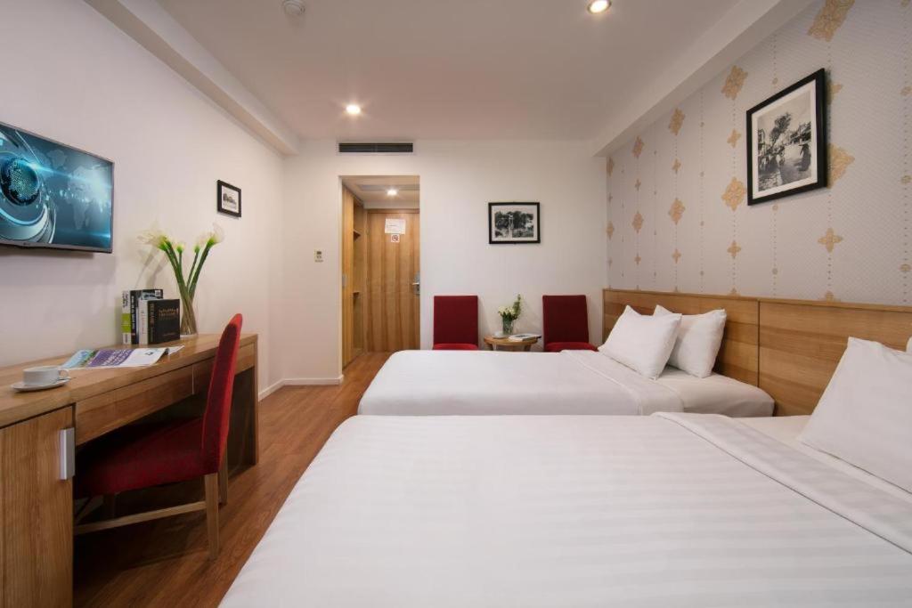 Postel nebo postele na pokoji v ubytování Aviary Hanoi Hotel & Travel
