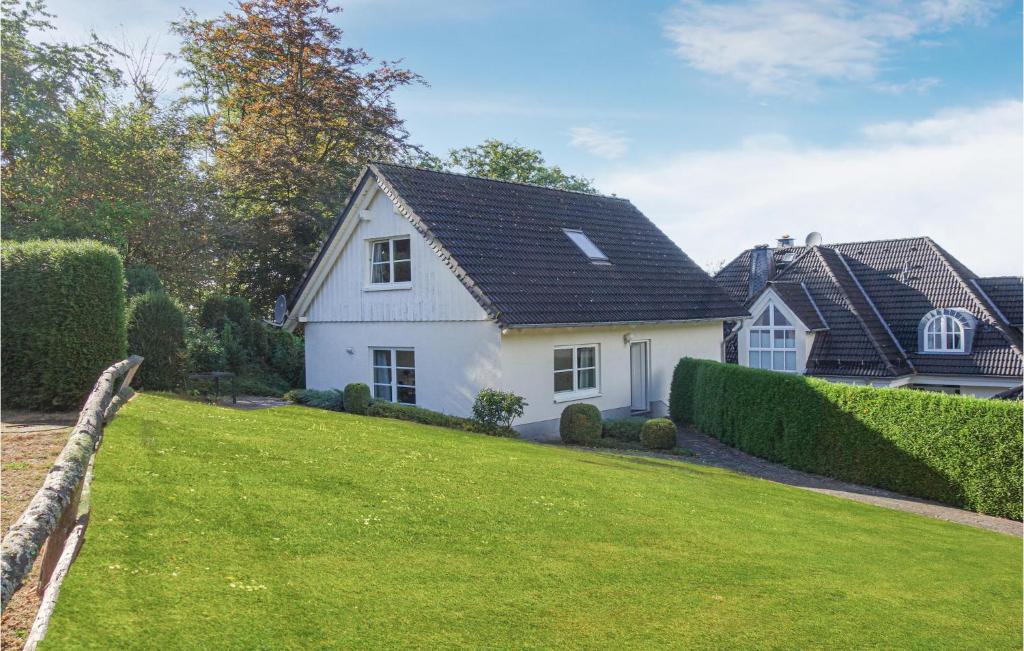 Casa blanca con techo negro y patio verde en Beautiful Home In Attendorn With Wifi And 2 Bedrooms, en Attendorn