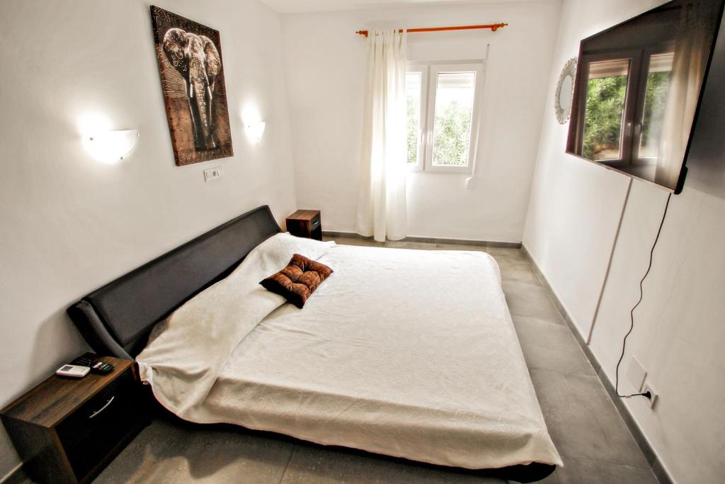 Posteľ alebo postele v izbe v ubytovaní Blanca - vacation villa with panoramic sea views and private pool in Benissa