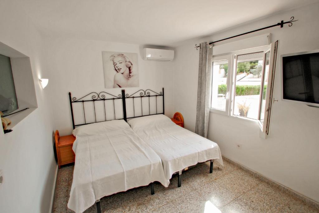 Posteľ alebo postele v izbe v ubytovaní Blanca - vacation villa with panoramic sea views and private pool in Benissa