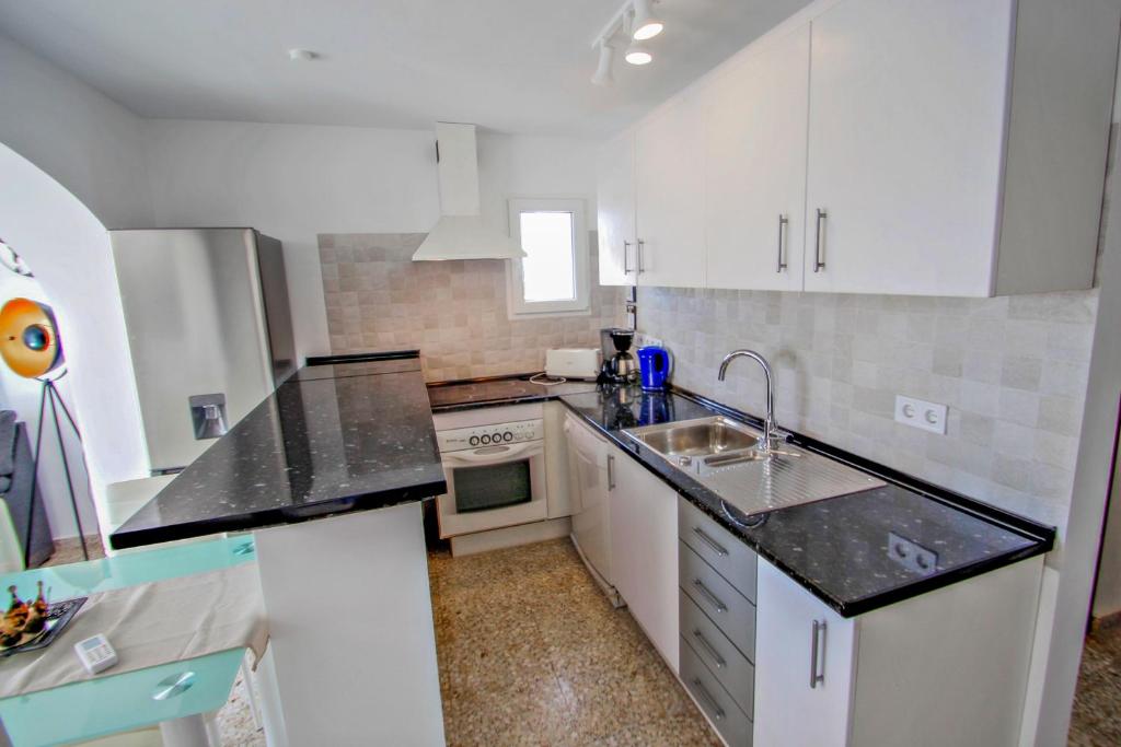 Kuchyňa alebo kuchynka v ubytovaní Blanca - vacation villa with panoramic sea views and private pool in Benissa