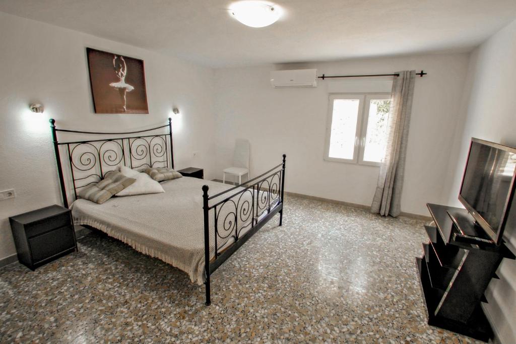 Posteľ alebo postele v izbe v ubytovaní Blanca - vacation villa with panoramic sea views and private pool in Benissa