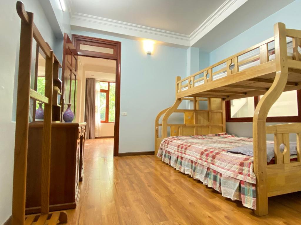 1 dormitorio con litera y escalera en Mint Homestay - Thanh Hóa, en Thanh Hóa