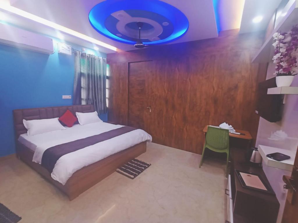 een slaapkamer met een bed met een blauw plafond bij SIDDHARTHA INN in Lucknow