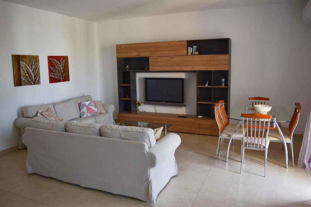 - un salon avec un canapé et une télévision dans l'établissement Da Vinci 3 bedroom Apartment, à Mellieħa