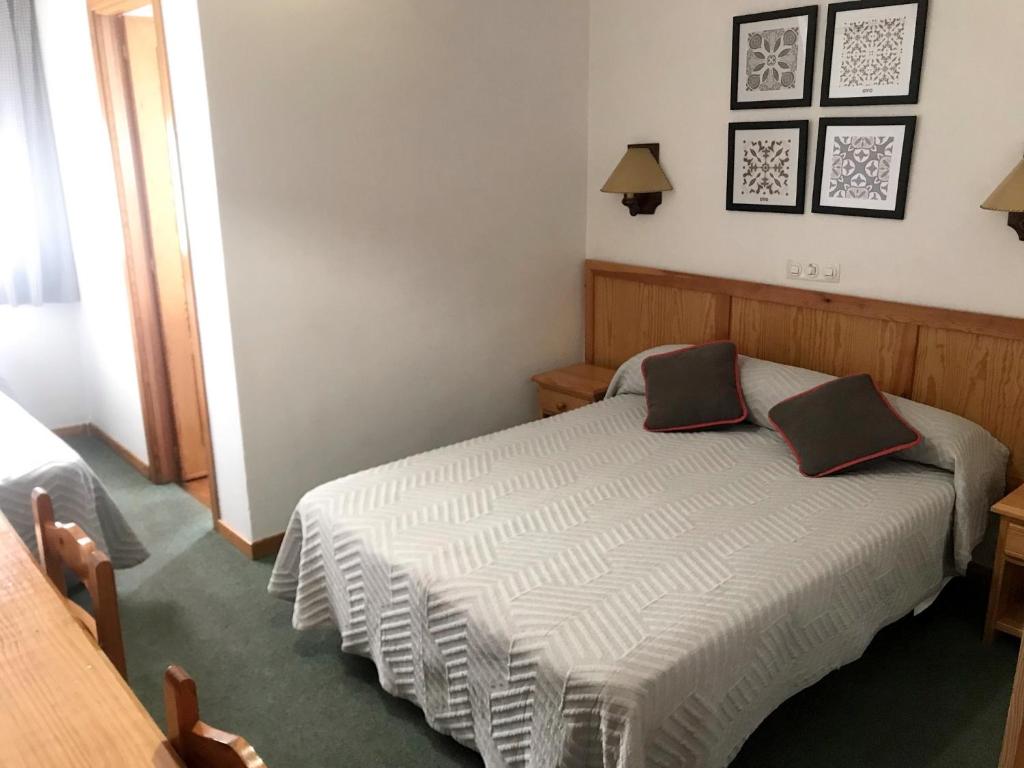 Postel nebo postele na pokoji v ubytování HOSTAL LA POSADA