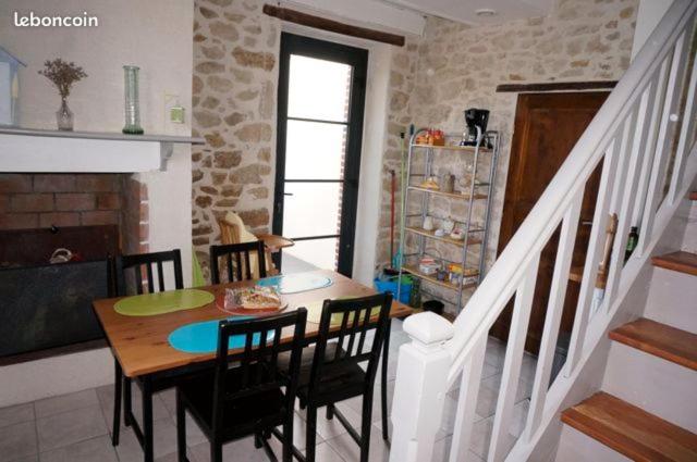 een keuken en eetkamer met een tafel en stoelen bij Ty Yé in Sarzeau