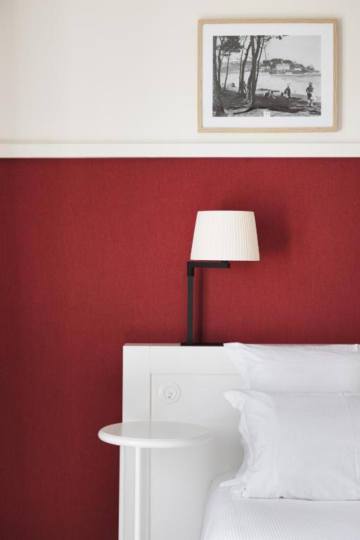 Postel nebo postele na pokoji v ubytování Grand Hôtel Perros-Guirec