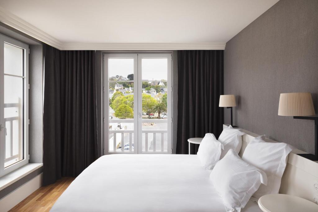 Postel nebo postele na pokoji v ubytování Grand Hôtel Perros-Guirec