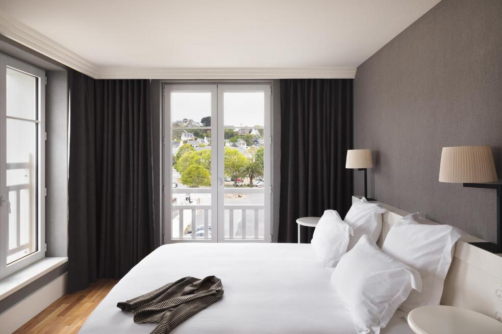 Postel nebo postele na pokoji v ubytování Grand Hôtel Perros-Guirec