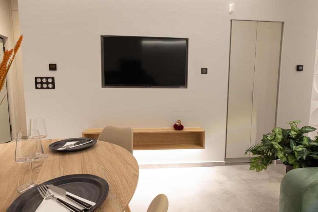 TV a/nebo společenská místnost v ubytování BillMar Luxury Apartment in the center of Gythio