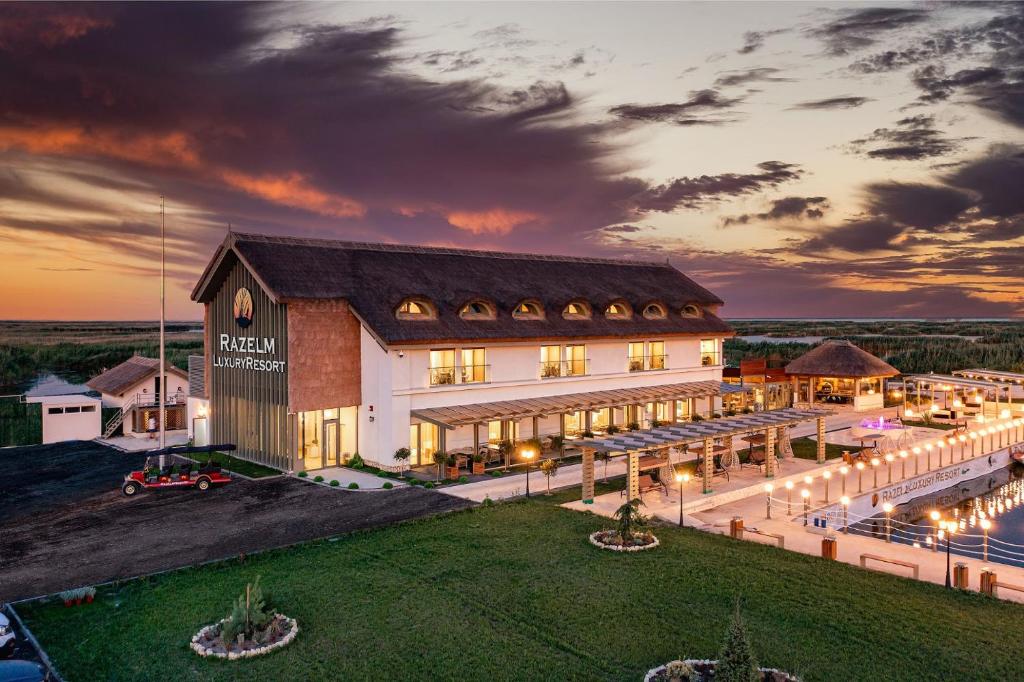 - une vue aérienne sur le lodge la nuit dans l'établissement Razelm Luxury Resort, à Jurilovca