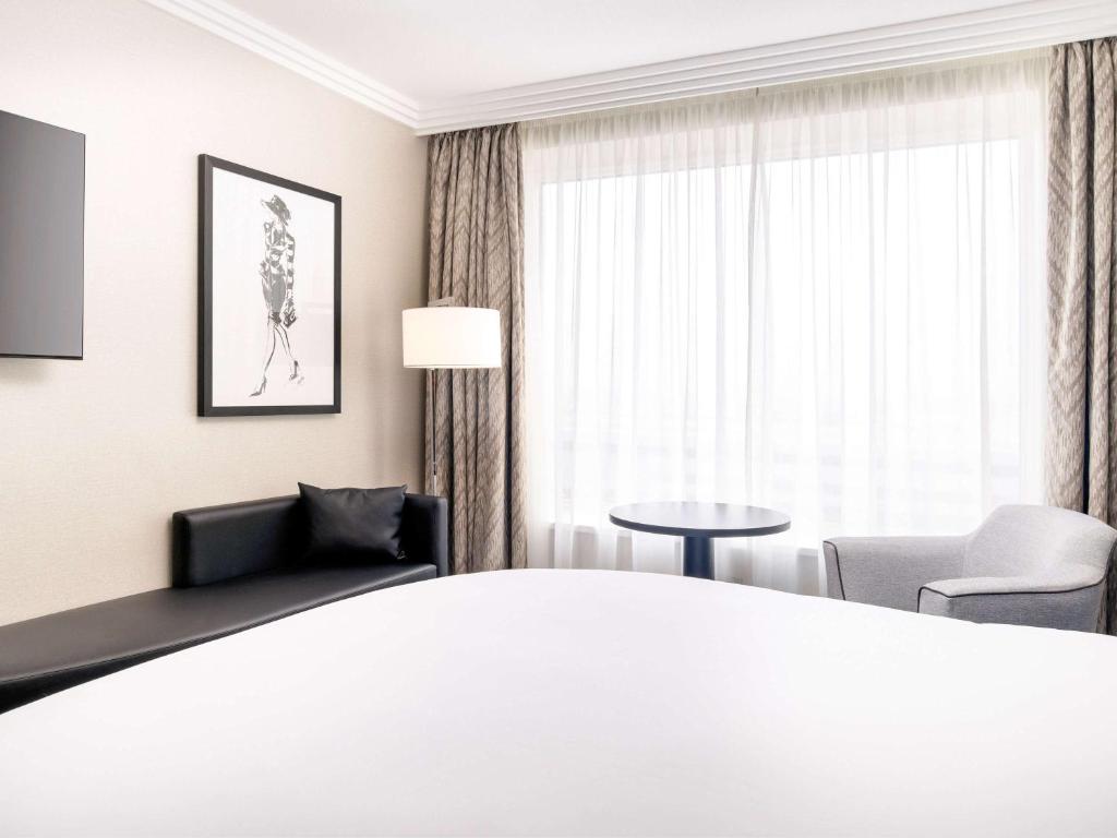 Postel nebo postele na pokoji v ubytování Sofitel London Gatwick