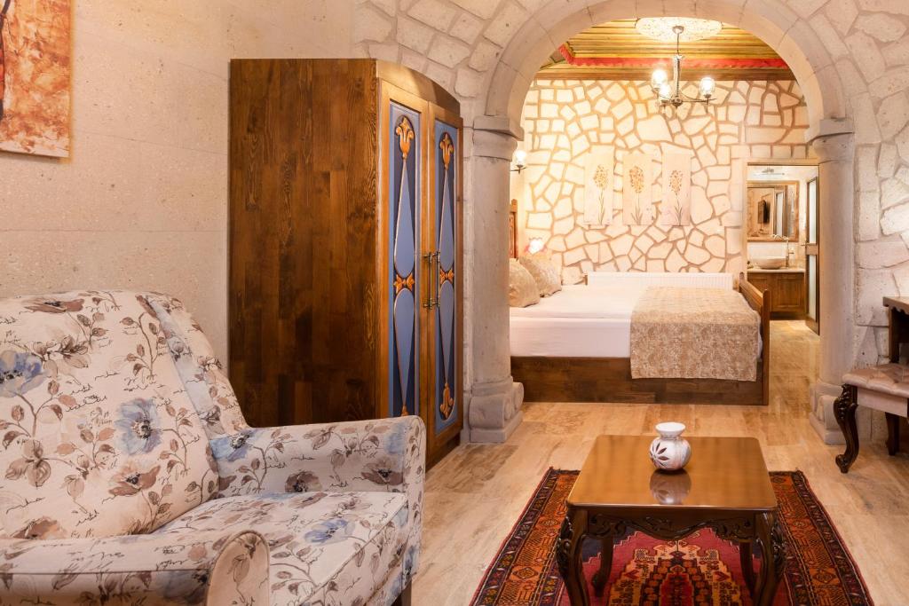 Postel nebo postele na pokoji v ubytování Cappadocia Oba Cave Hotel