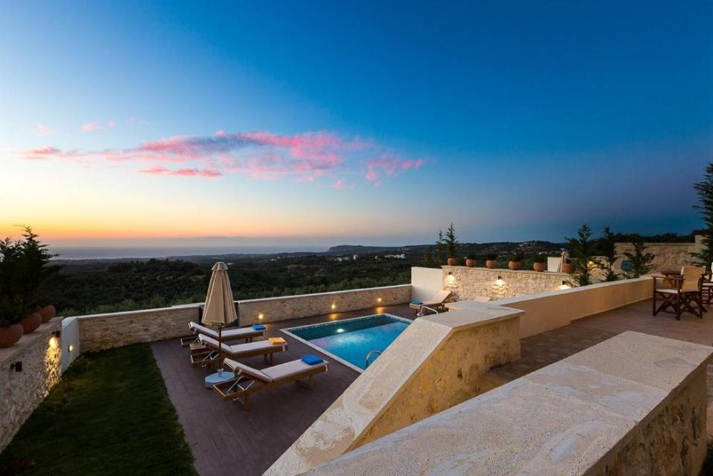 Basen w obiekcie Roupes Villa III, Family villa, Fantastic views, Private pool lub w pobliżu