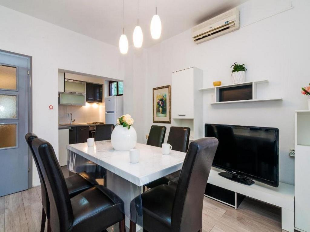 Televízia a/alebo spoločenská miestnosť v ubytovaní Angelo's Apartments