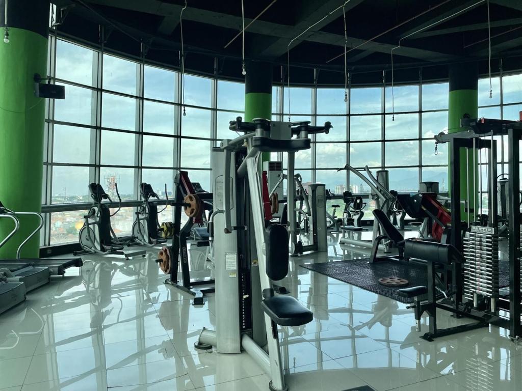 Fitness centrum a/nebo fitness zařízení v ubytování HARRIS Hotel & Convention Festival Citylink Bandung