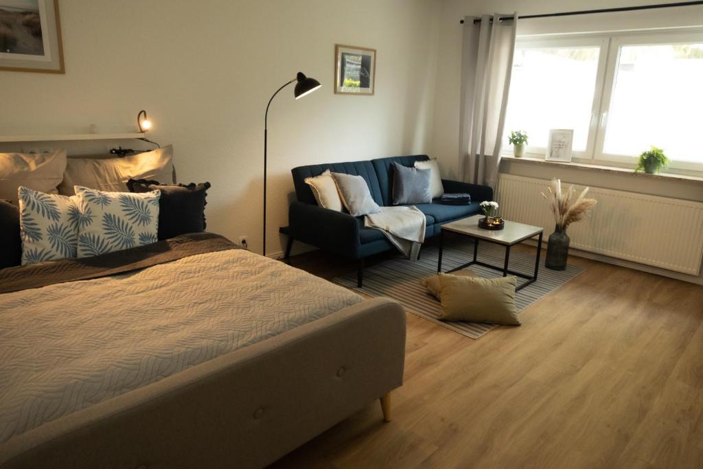 una camera con un letto e una sedia e una finestra di 5 Sterne Premium Ferienwohnung in Ostseenähe a Loose
