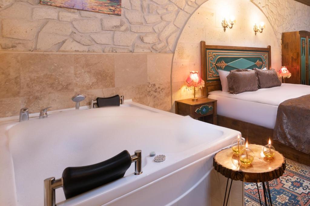Postel nebo postele na pokoji v ubytování Cappadocia Oba Cave Hotel