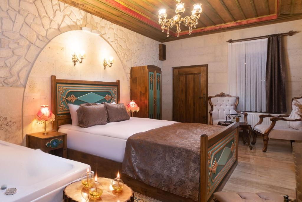 Postel nebo postele na pokoji v ubytování Cappadocia Oba Cave Hotel