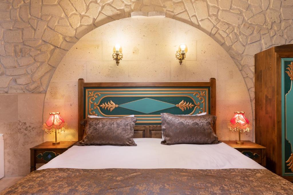 Postel nebo postele na pokoji v ubytování Cappadocia Oba Cave Hotel