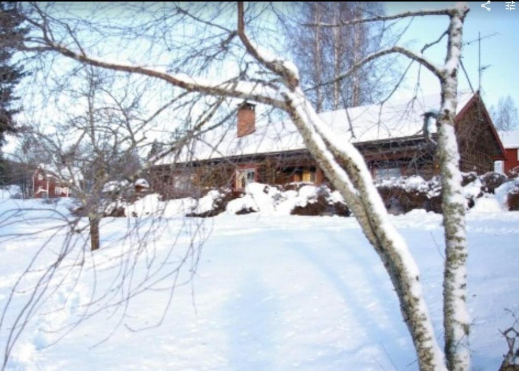 ein Haus mit Schnee auf dem Boden davor in der Unterkunft Beautiful 4-5 persons Cottage in Alvdalen in Älvdalen