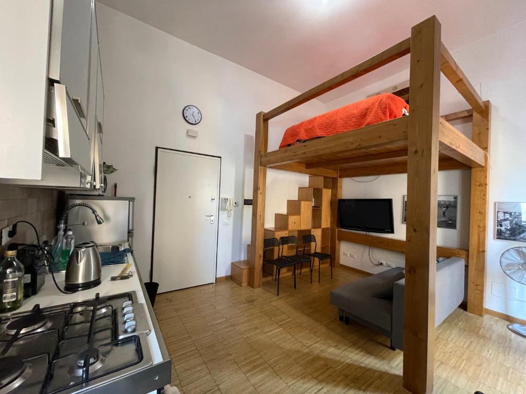 ローマにあるAppartamento Robinie 78のキッチン、リビングルーム(二段ベッド付)が備わります。