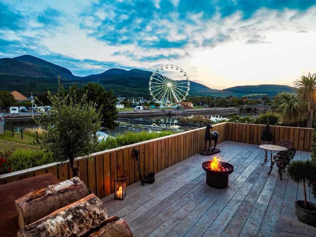 a deck with a fire pit and a ferris wheel at The Hikers House in Newcastle