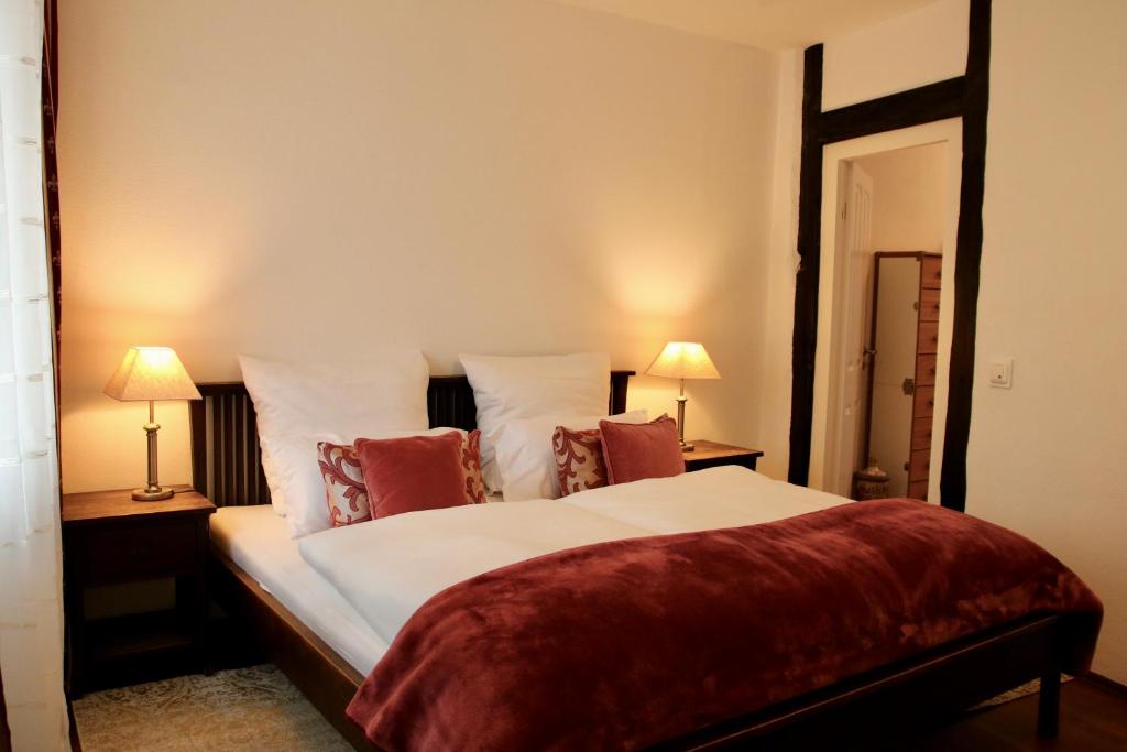 Postel nebo postele na pokoji v ubytování L'Ostello Altstadthotel