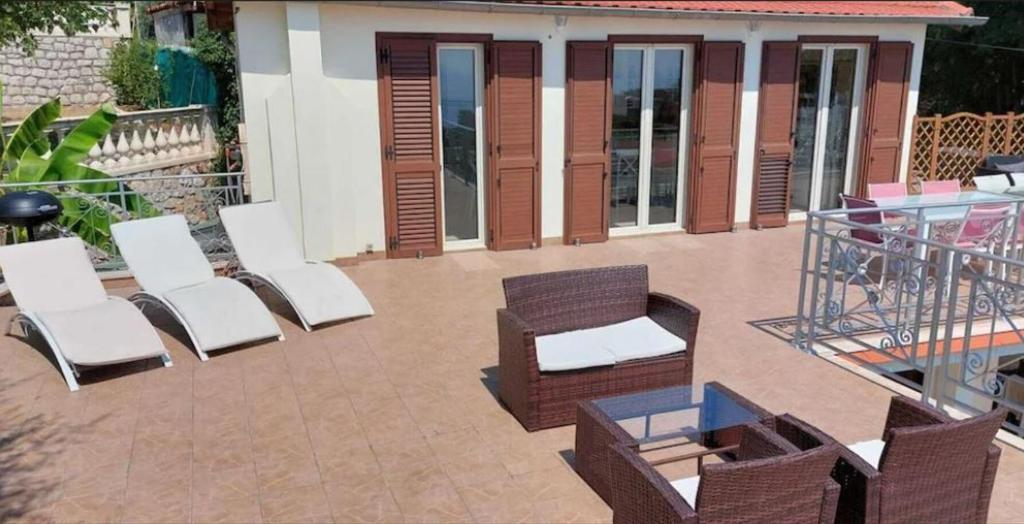 een groep stoelen en tafels op een patio bij EDEN CAP : A delightful villa lodges 11 adults just one km away from Monte Carlo station in Beausoleil