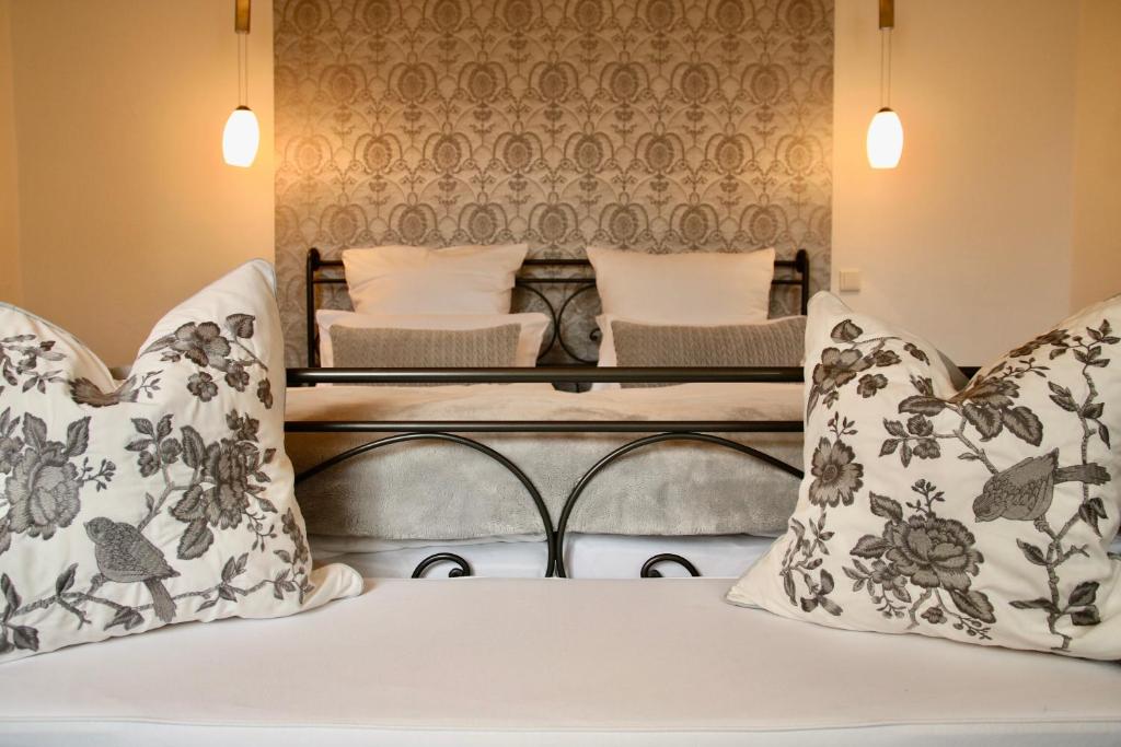 Postel nebo postele na pokoji v ubytování L'Ostello Altstadthotel