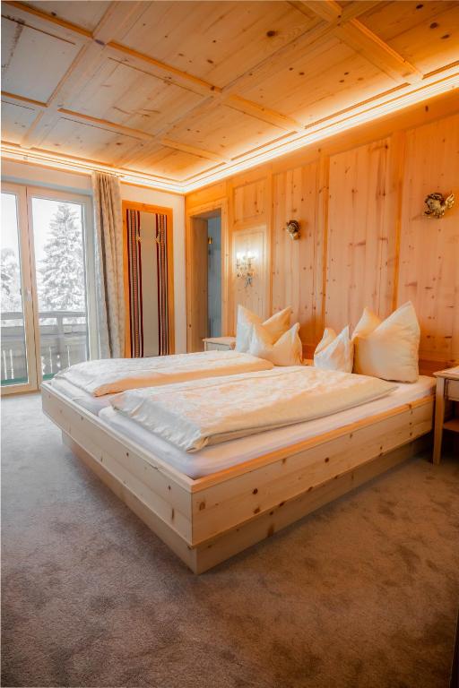 Кровать или кровати в номере Hotel Pension Alpenrose