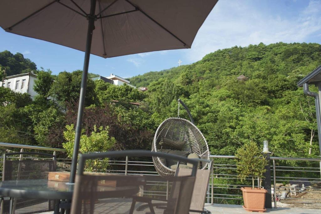 Nespecifikovaný výhled na hory nebo výhled na hory při pohledu z hotelu