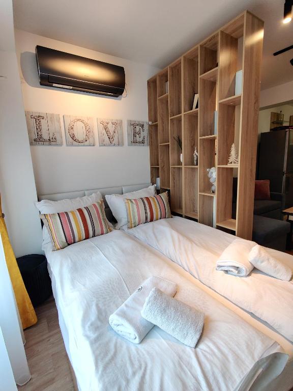 Postel nebo postele na pokoji v ubytování Cozy Studio near the Historical Heart of Sofia by Flat Mаnager