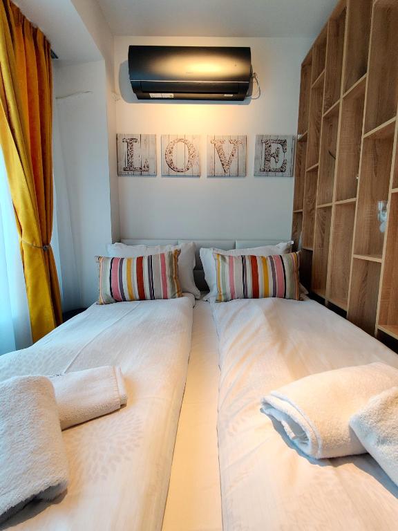 Postel nebo postele na pokoji v ubytování Cozy Studio near the Historical Heart of Sofia by Flat Mаnager
