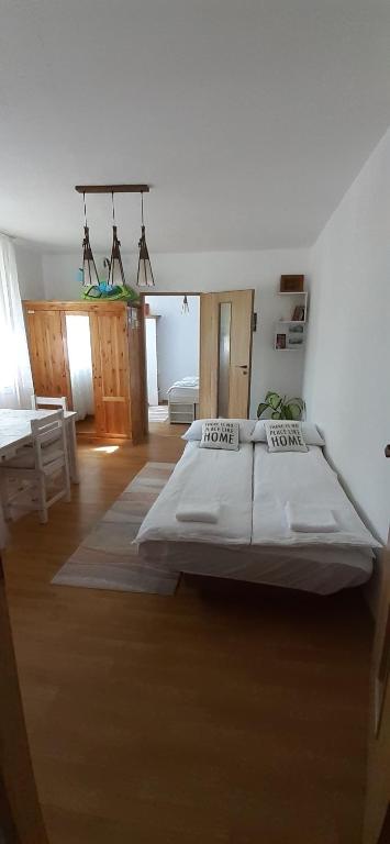 - une chambre avec 2 lits dans l'établissement Sibiu My Home, à Sibiu