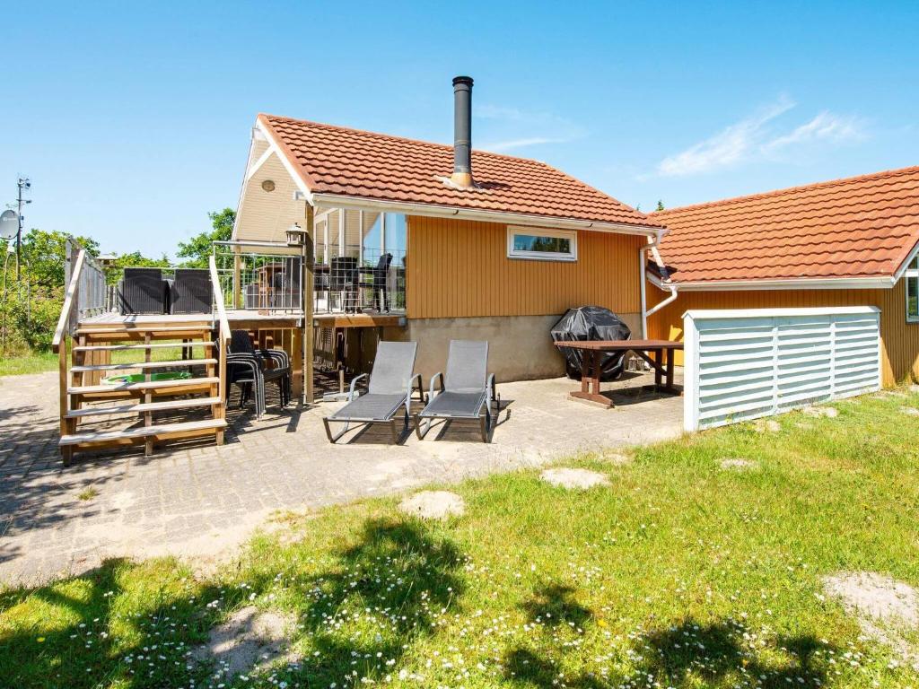 レムにある10 person holiday home in Skjernのパティオ(グリル、グリル付)が備わる家
