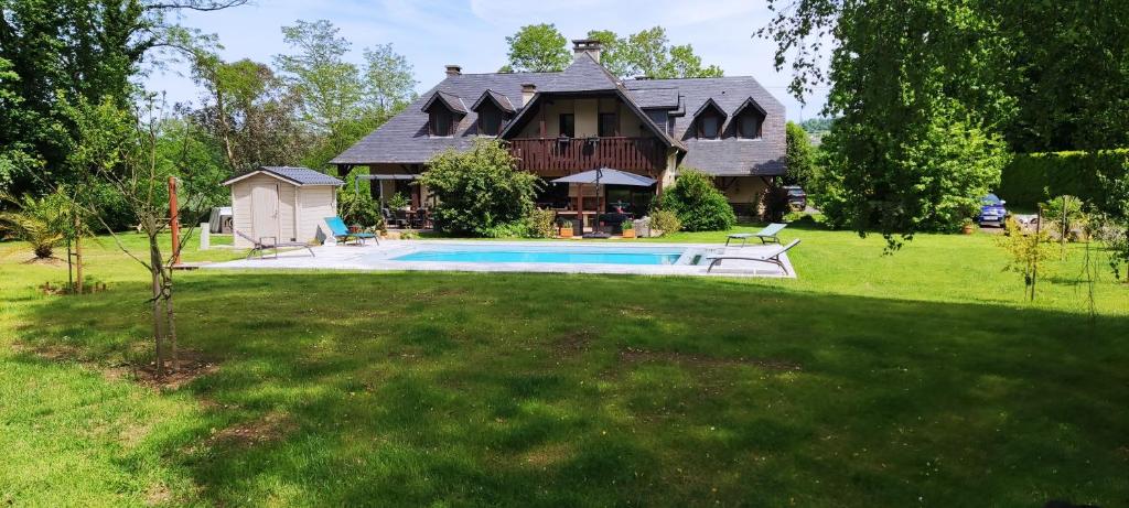 una casa con piscina en el patio en LES CHAMBRES DU GAVE D'OSSAU en Arudy