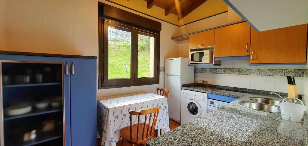 Kuchyň nebo kuchyňský kout v ubytování Complejo Rural El Mirador de Ovio