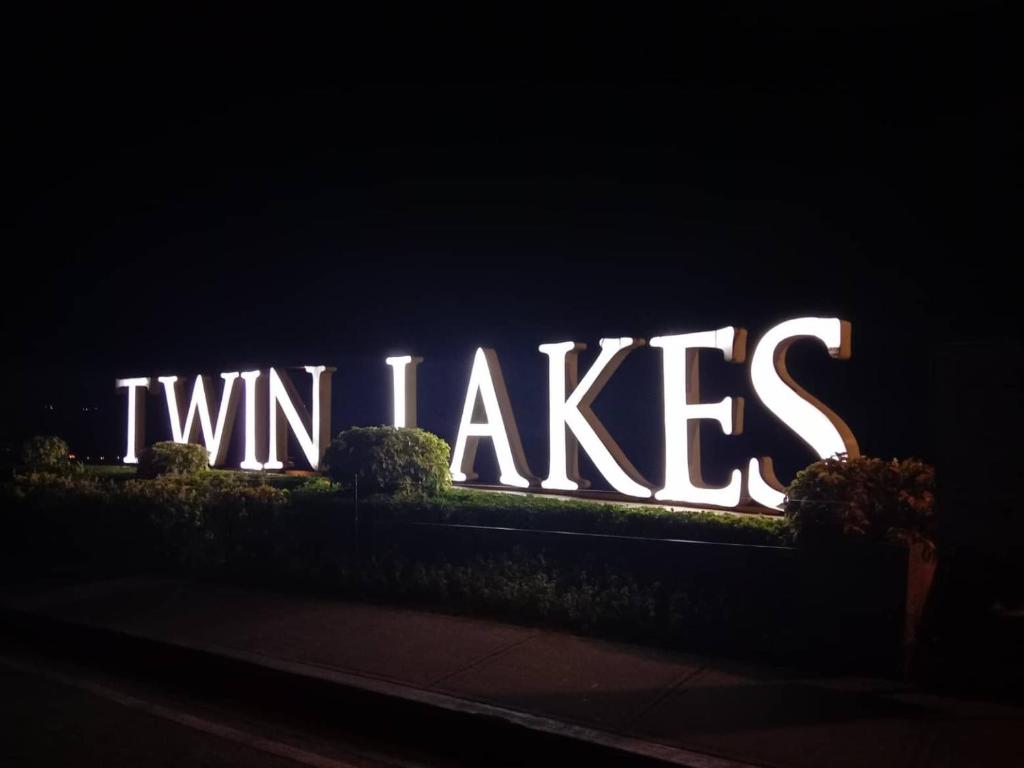 um sinal iluminado que lê dois takesles no escuro em Twinlakes Condominium Tagaytay, LL1R Shiraz em Tagaytay