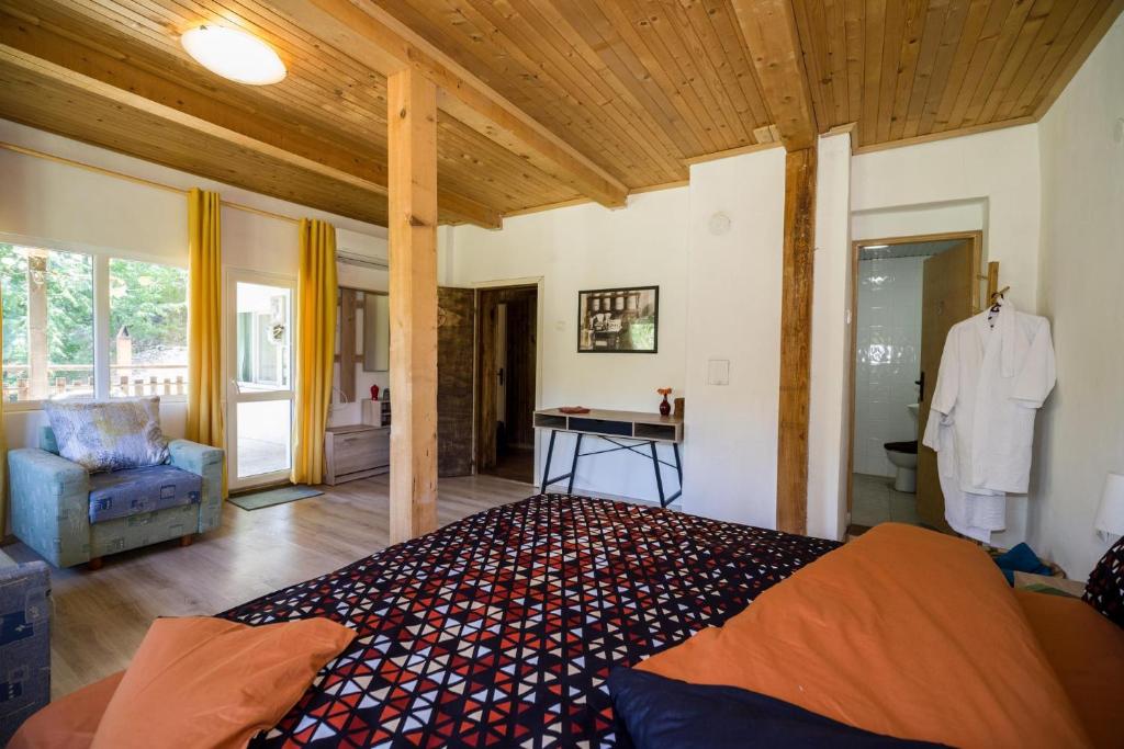 Postel nebo postele na pokoji v ubytování Рибарник Forest Мagic