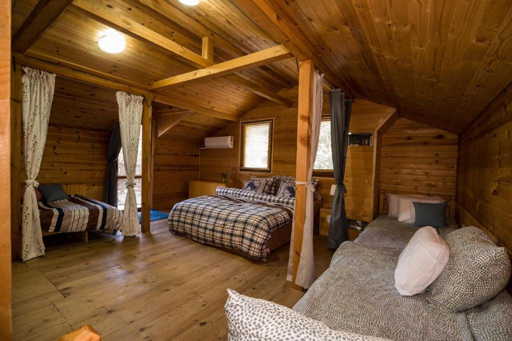 Postel nebo postele na pokoji v ubytování Рибарник Forest Мagic