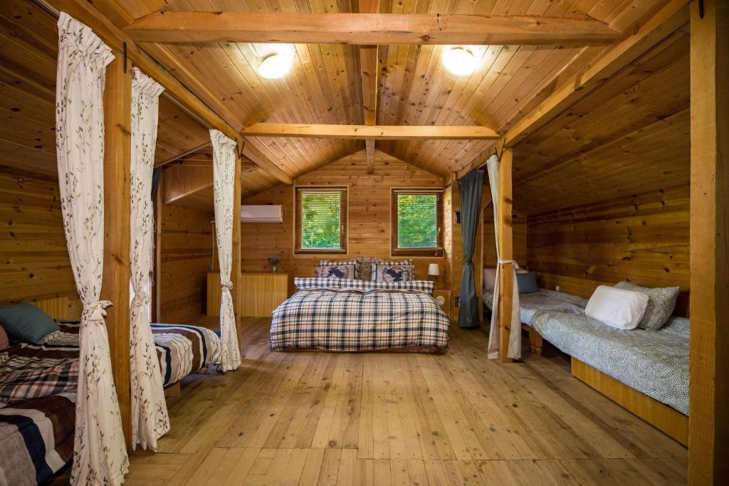 Postel nebo postele na pokoji v ubytování Рибарник Forest Мagic