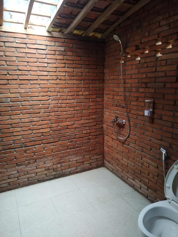 Koupelna v ubytování omah kayu jagalan