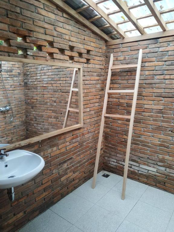 Koupelna v ubytování omah kayu jagalan