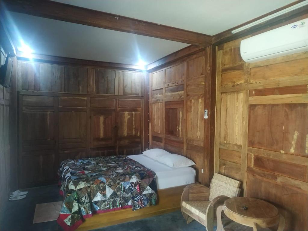 Postel nebo postele na pokoji v ubytování omah kayu jagalan