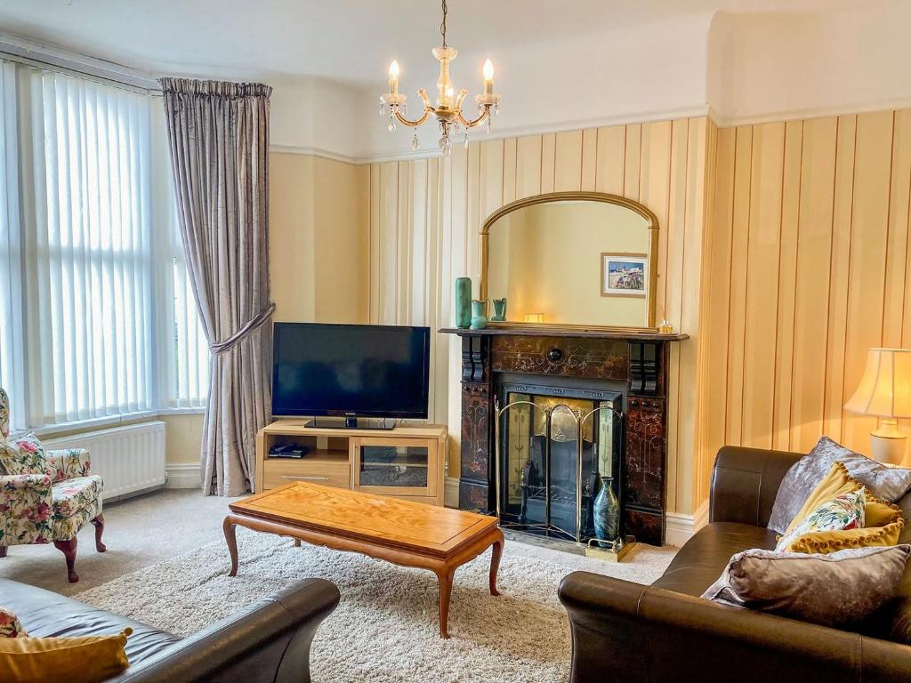 sala de estar con chimenea y TV en Saltburn Town House en Saltburn-by-the-Sea