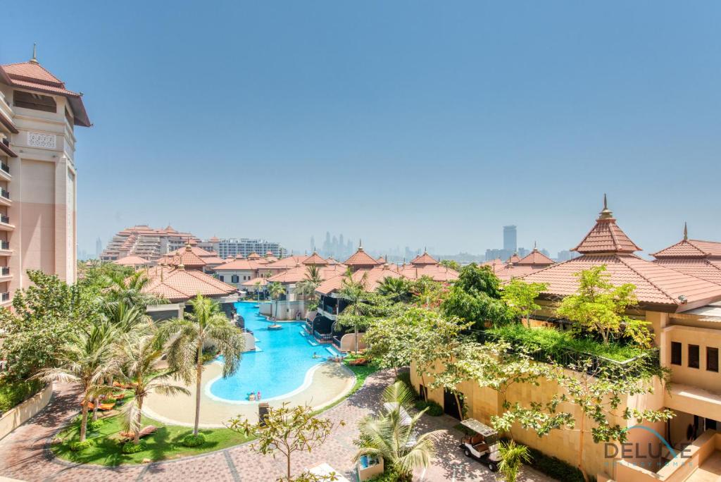 Výhled na bazén z ubytování Paradise 2BR at Royal Amwaj North Palm Jumeirah by Deluxe Holiday Homes nebo okolí