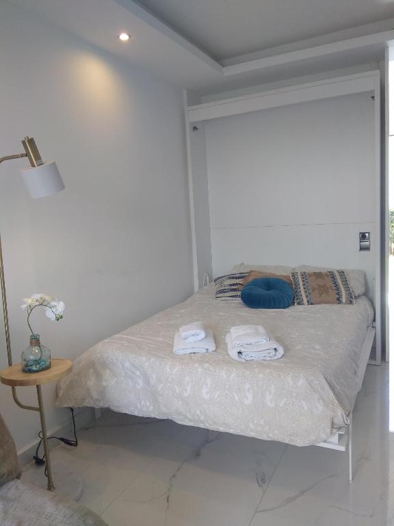 Postel nebo postele na pokoji v ubytování Estepona - Playa - Estudio al lado del mar Jo18